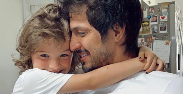 Na academia, Romulo Estrela se diverte treinando boxe com o filho: ”Nocaute de amor”