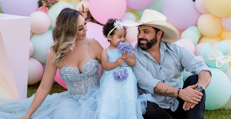 Sertanejo Edson e a esposa, Deia Cypri, comemoram dois anos da filha Bella