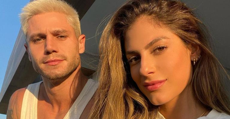 Na praia, Jonas Sulzbach dá mordida no bumbum de Mari Gonzalez: ”Com chantilly fica uma delícia”