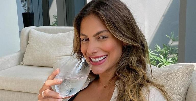 Em Búzios, Mari Gonzalez exibe corpaço sarado em clique com biquíni fininho: ”Que barriga é essa?”