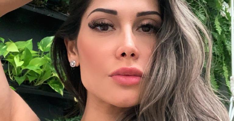 Exibindo look do dia, Mayra Cardi deixa fãs babando com o corpão: ”Essa cinturinha existe?”