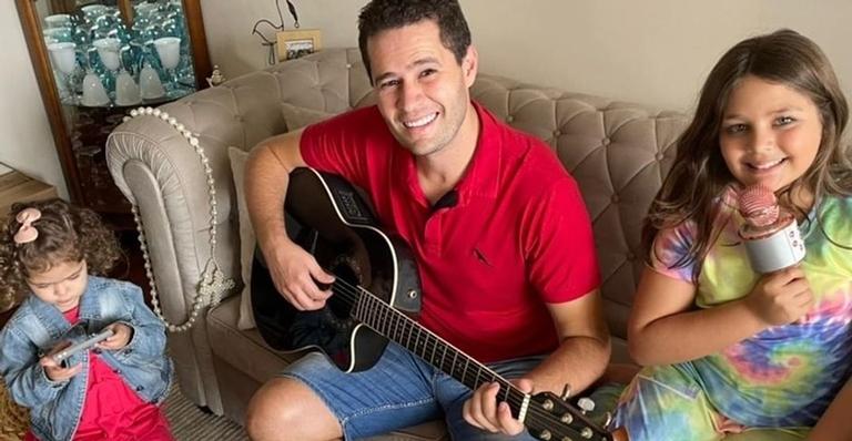 Pedro Leonardo surpreende a filha com café da manhã no dia do aniversário: ”Fiquei até bobo”