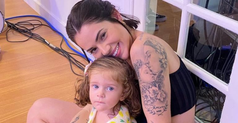 Thaís Vasconcellos se derrete ao postar cliques da filha caçula: ”Fadinha da mamãe”
