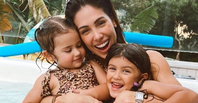 No clima do Dia das Mães, Bella Falconi aproveita hidromassagem ao lado das filhas e encanta web