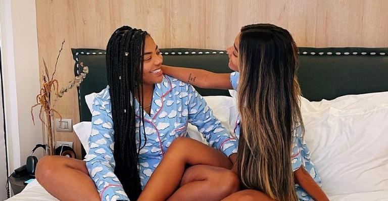 Brunna Gonçalves e Ludmilla trocam beijão embaixo d’água em clique
