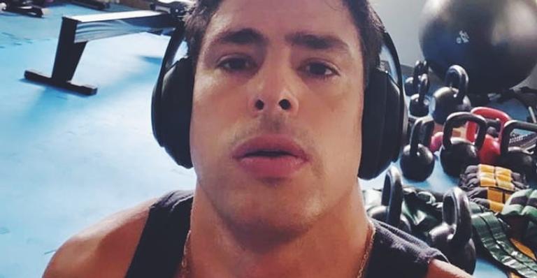 Cauã Reymond exibe toda a flexibilidade em exercícios pré-treino e chama atenção da web