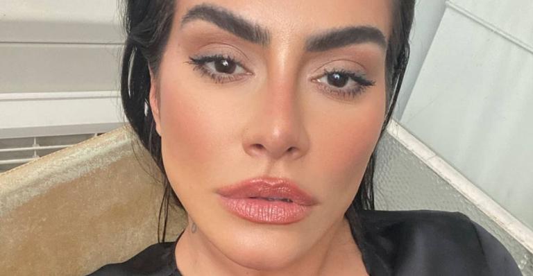 Cleo esbanja sensualidade em body preto rendado e provoca: ”Eu sou do contra”