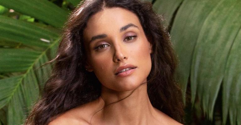 De biquíni, Débora Nascimento se refresca em praia no México e ganha elogios: ”Gata demais”