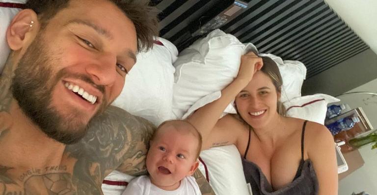 Lucas Lucco mostra ensaio de fotos com a esposa e o filho: ”Nosso primeiro trabalho em família”