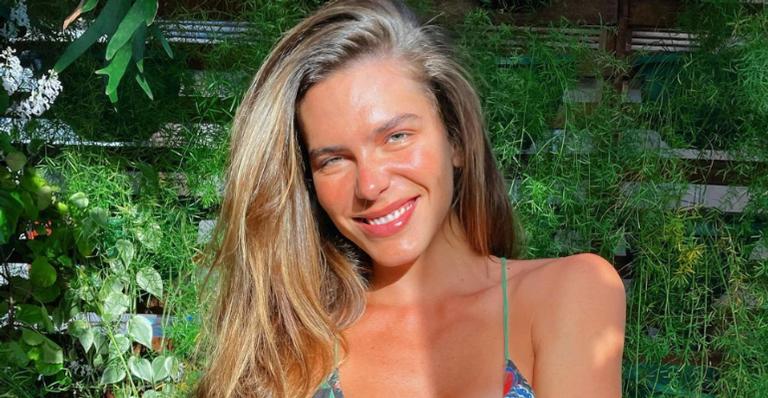 Mariana Goldfarb esbanja beleza ao aparecer de lingerie de oncinha e web reage: ”Esculpida”
