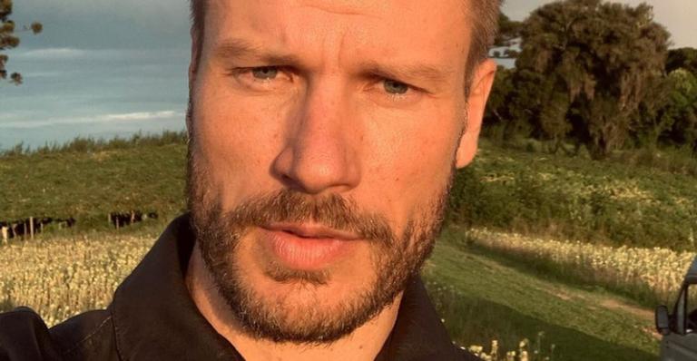 Rodrigo Hilbert acorda cedo para pedalar nas montanhas e web reage: ”Você que fez a bicicleta?”