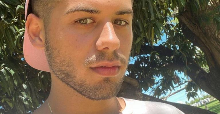 Zé Felipe dá repaginada no visual e ganha elogios da web: ”Chama no pink”