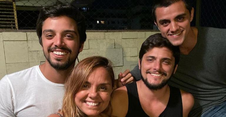 Mãe de Bruno Gissoni, Rodrigo Simas e Felipe Simas mostra momento especial com os filhos