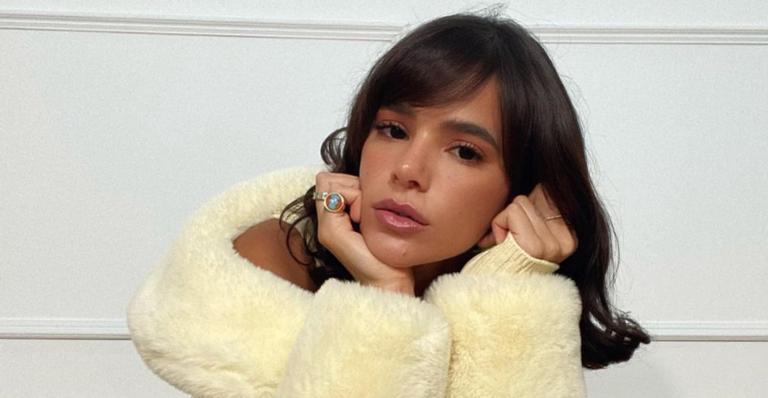 Com a irmã, Bruna Marquezine faz homenagem à mãe e fãs brincam: ”Máquina de xérox”