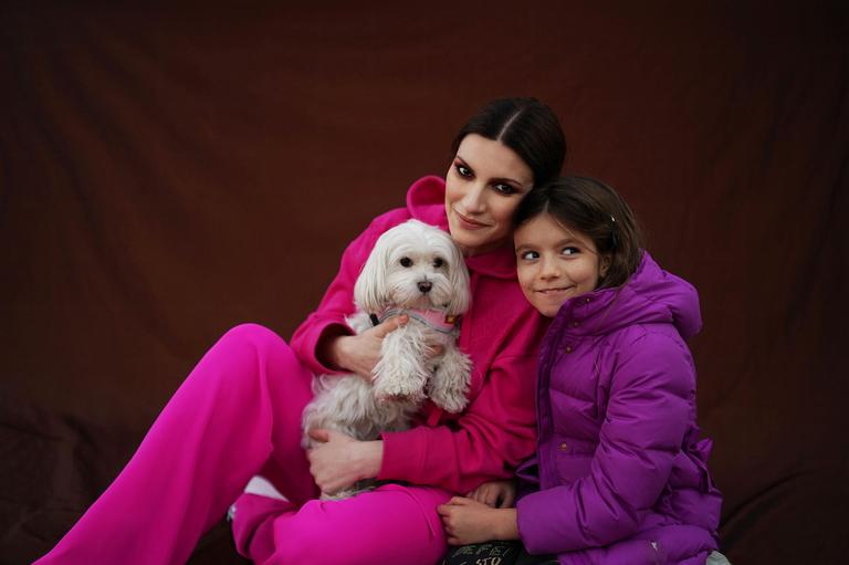Laura Pausini conta como é sua rotina com a filha, Paola, e as memórias da mãe e das avós