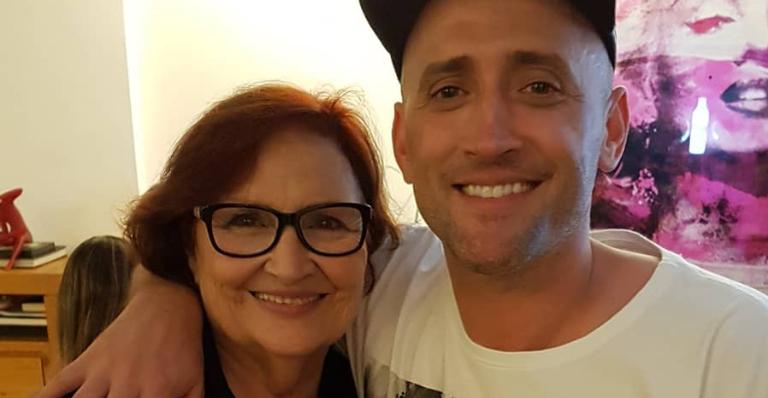 Mãe de Paulo Gustavo tenta se manter forte após morte do filho: ”Ele detestava quando eu chorava”
