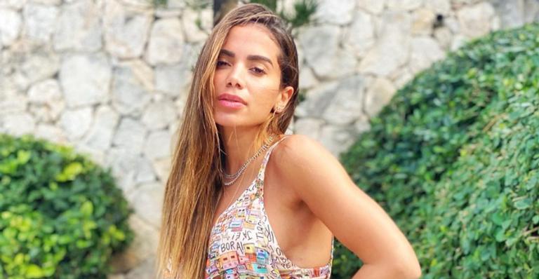 Anitta mostra detalhes de look para evento latino e arranca elogios: ”Como sempre um espetáculo!”