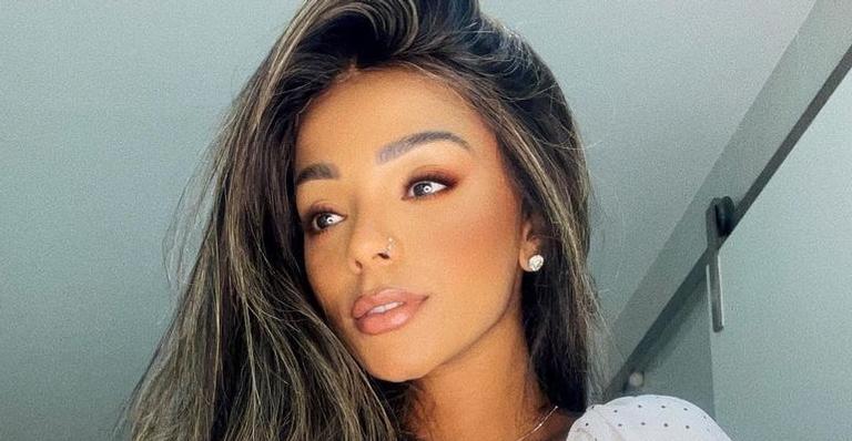 Brunna Gonçalves exibe curvas esculturais com biquíni fio dental em cenário paradisíaco: ”Deusa!”