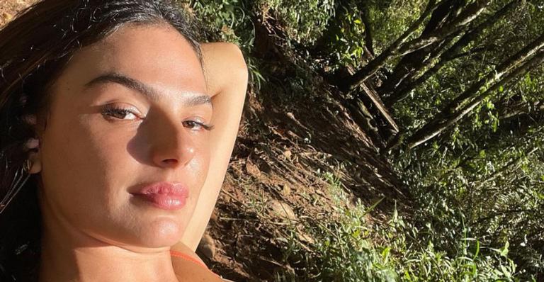 Isis Valverde surge com pijama estiloso em meio a natureza e fãs elogiam: “Menina de luz!”