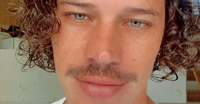 Fazendo yoga, José Loreto ostenta boa forma nas redes sociais: ”Força para mais uma semana”