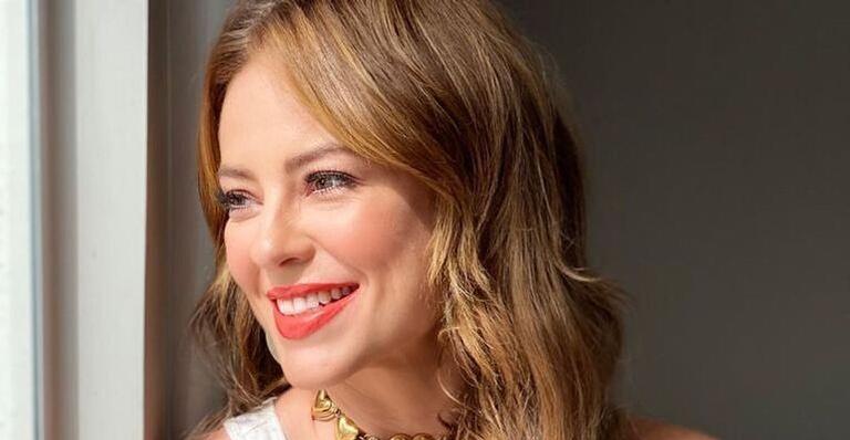 De look vermelho, Paolla Oliveira deixa barriga à mostra e esbanja beleza: ”Lindíssima”