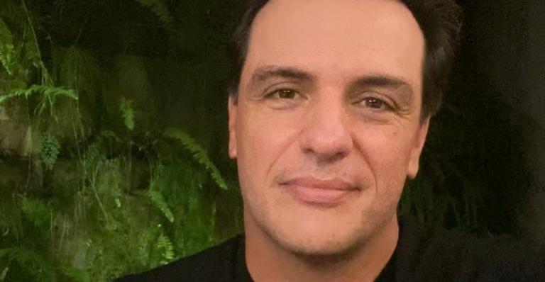 Rodrigo Lombardi revela ter pego gosto do pai por flores: ”To aprendendo a entendê-las”