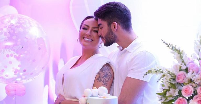 É menina! Thayse Teixeira e Leonardo Meireles anunciam sexo do filho durante live especial