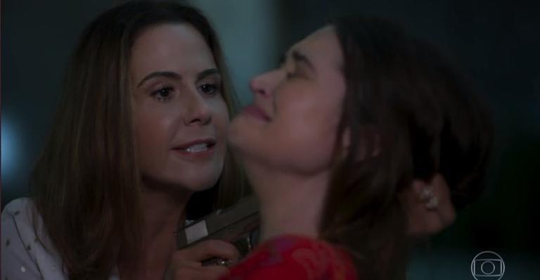 Vilã ameaça Luna com uma arma na novela ‘Salve-se Quem Puder’