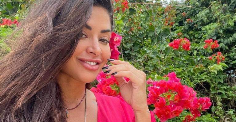 De top e roupa de ginástica, Aline Riscado surpreende ao mostrar clique em cenário paradisíaco