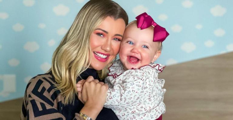 Ana Paula Siebert publica clique da filha na casa da irmã: ”Amei minha surpresa titia”