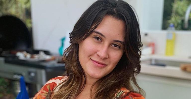Beatriz Bonemer esbanja amor e carinho em novos cliques com seu cachorrinho de estimação