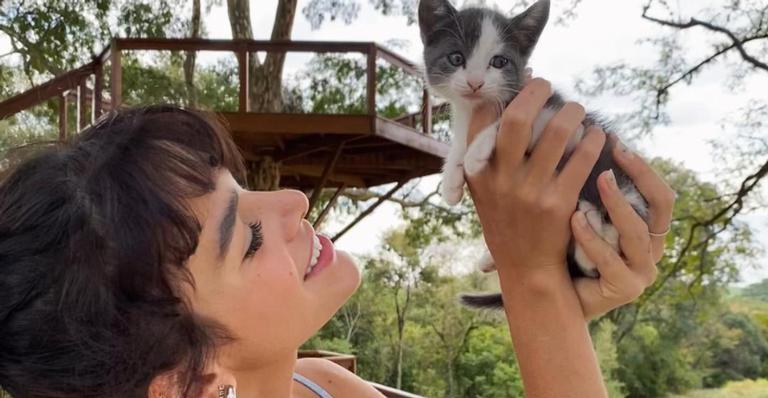 Bruna Marquezine surge com a nova gatinha e se derrete: ”Me sinto a pessoa mais especial do mundo”