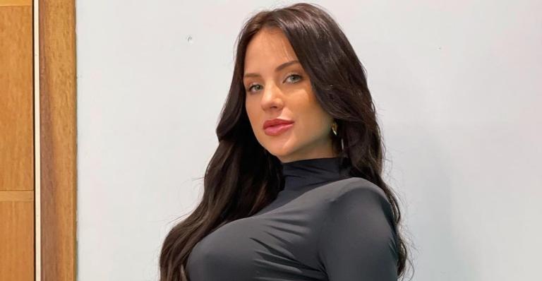 Morena, Gabi Martins ousa na elegância ao apostar em blazer neon cavado: ”Maravilhosa”