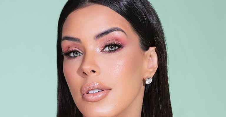Sem nada por baixo, Ivy Moraes surge deslumbrante com casaco aberto e para tudo: ”Obra de arte”