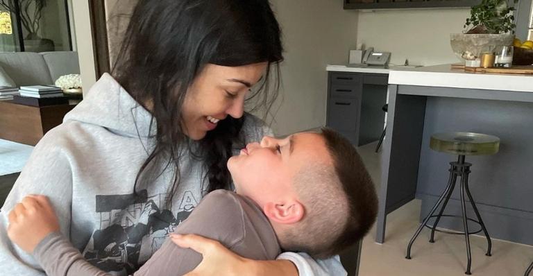 Kourtney Kardashian encanta ao compartilhar clique raro com o filho: ”Surf e golfinhos”