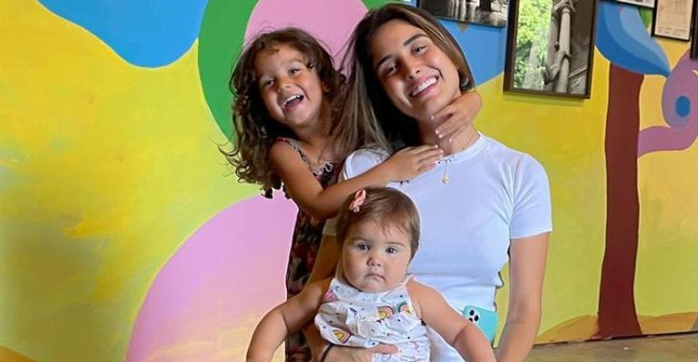 Letícia Almeida se derrete ao postar clique fofo das filhas: ”Amores da minha vida”