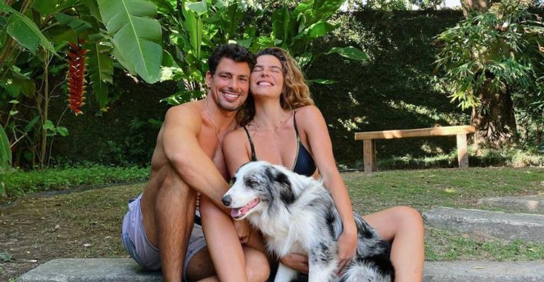 Mariana Goldfarb e Cauã Reymond exibem lindos sorrisos em clique romântico