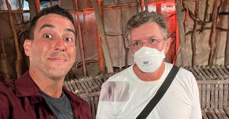 Após estreia de No Limite, André Marques agradece audiência ao lado de Boninho: ”Felizes”