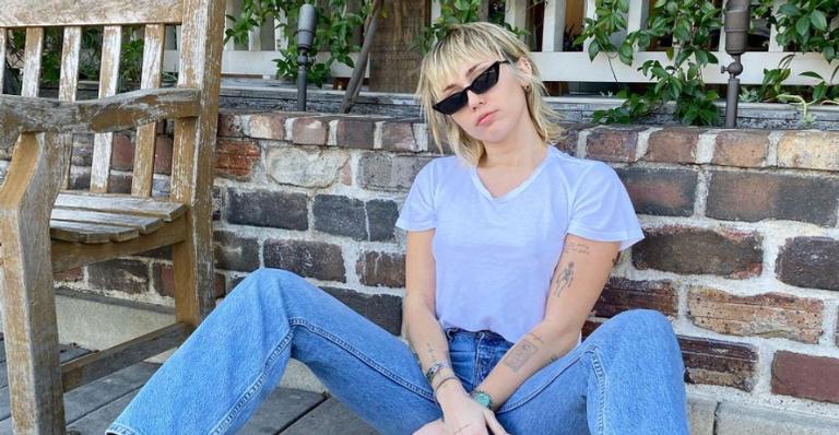 Após quatro anos de ‘Malibu’, Miley Cyrus comemora lançamento e fala sobre ex: ”Amei muito”