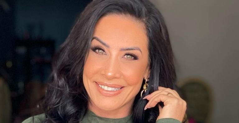 De top e shortinho, Scheila Carvalho exibe corpaço e para tudo com abdômen definido: ”Musa!”