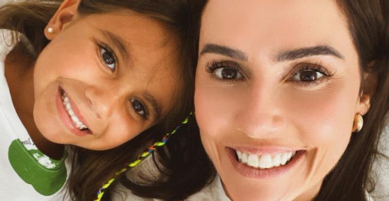 Deborah Secco surge agarradinha com a filha e encanta: ”O melhor lugar do mundo é aqui”