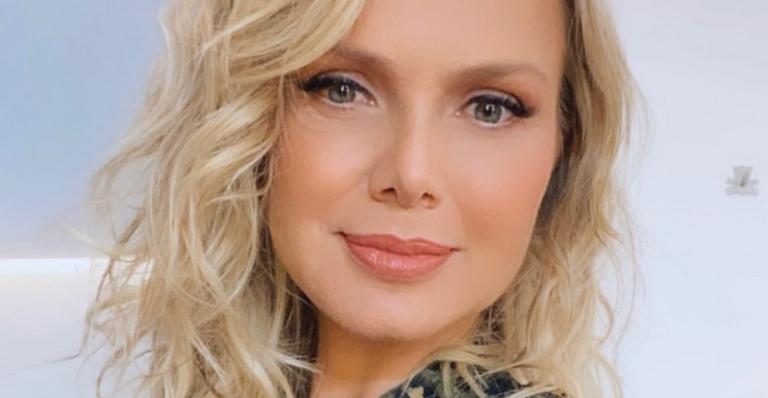 Eliana aposta em visual natural ao arrasar em selfie matinal: ”Bora gravar!”