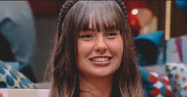 Ex-BBB Thais é clicada com look caro e Tiago Leifert não perdoa!