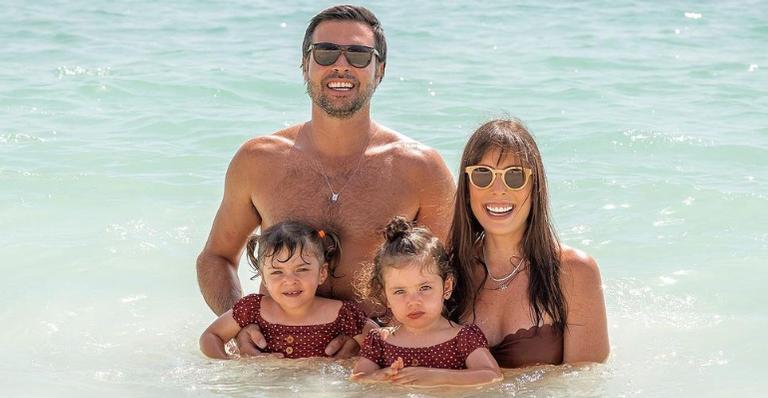 Fabiana Justus surge coladinha com sua família durante passeio na praia
