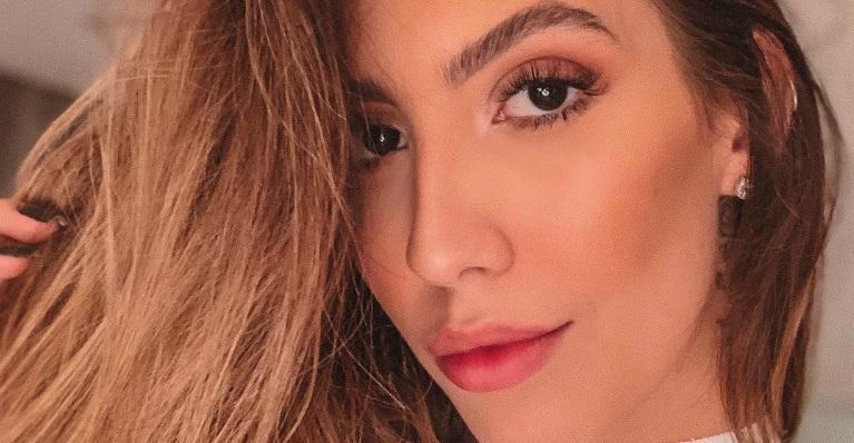 Gabi Brandt exibe visual florido e encanta web ao posar sem maquiagem: ”Maravilhosa”