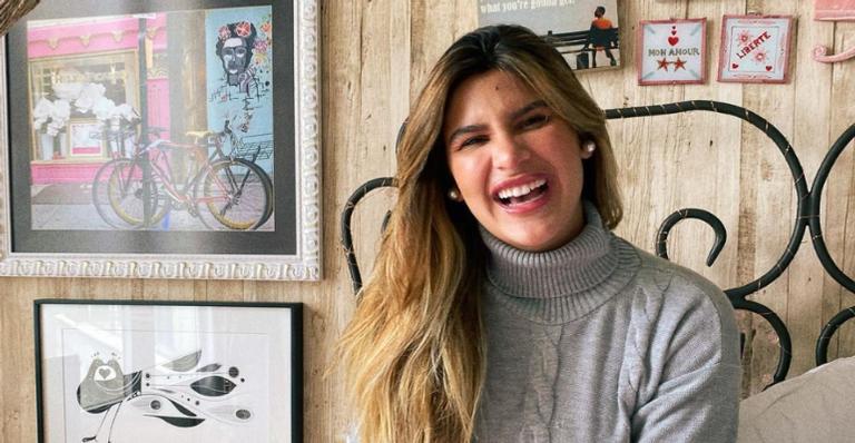 Sorridente, Giulia Costa exibe visual romântico: ”O que te fez sorrir hoje?”