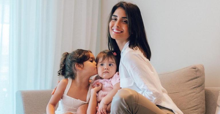 Letícia Almeida se derrete pelas filhas, Madalena e Teresa, e encanta web