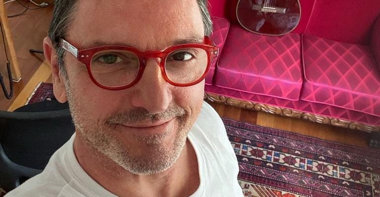 Paulo Miklos toma vacina contra Covid-19 e parabeniza os profissionais da saúde