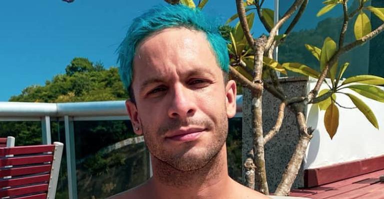 Rainer Cadete arranca suspiros ao posar sem camisa em selfie no espelho: ”Que homem!”