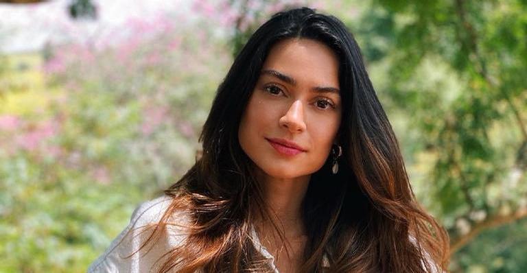 Com look preto, Thaila Ayala encanta os seguidores ao publicar clique com cavalo: ”Paixão”